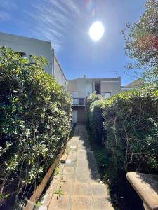 a garden with a hedge next to a building at Casa Greis in Stintino