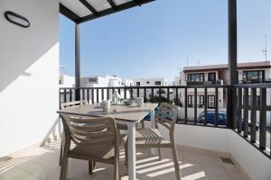 a white table and chairs on a balcony at Apartamento La Estrella I in Playa Honda