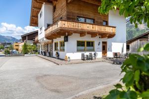 a building with a balcony on top of it at Studio Hochzillertal mit Sauna in Ried im Zillertal