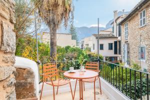 a patio with a table and chairs on a balcony at Casa La Bonita in Sóller