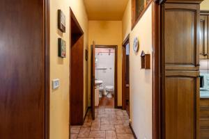 a hallway leading to a bathroom with a toilet at Casa Gaia in Prataccio