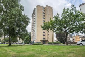 a tall building with a park in front of it at Ferienwohnung Ausblick in Bremerhaven