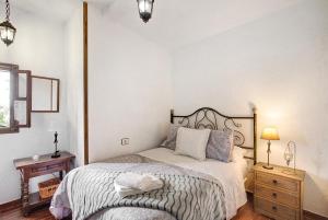 a bedroom with a bed and two lamps and a window at Finca Las Carmenes in Icod de los Vinos