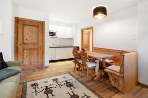 a kitchen and dining room with a wooden table and chairs at Chalet Pieri - Appartamento Temelin in Bormio