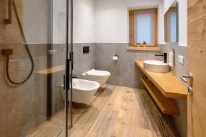 a bathroom with two toilets and a shower at Chalet Pieri - Appartamento Temelin in Bormio +13 photos