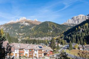 a town in the mountains with a mountain at Casa Muffolina in Canazei