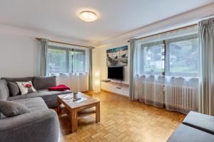 a living room with a couch and a table at Ferienwohnung Sägegasse, Typ A in Münstertal