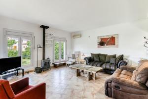 a living room with couches and a table at Flores in Vilacolum