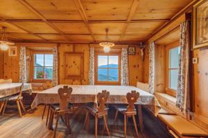 a dining room with a large table and chairs at Oberhof Bauernhaus in Vallarga