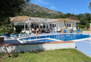 a swimming pool in front of a house at Casa Harriet in Mijas
