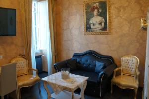 Posezení v ubytování Pope's Suites