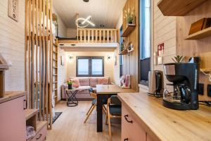 a tiny house with a kitchen and a living room at Tiny House Ingo John 'Vanessa' in Sandstedt
