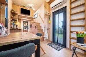 a kitchen in a tiny house with a large window at Tiny House Ingo John 'Vanessa' in Sandstedt