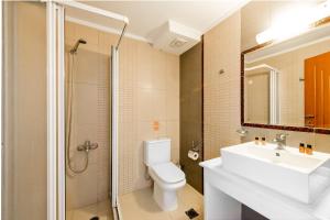Koupelna v ubytování Akrata Beach Hotel