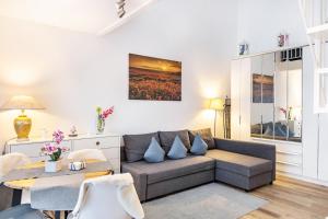 a living room with a couch and a table at Nahe Airport Ber Maisonettewohnung in Schönefeld