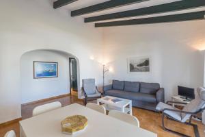 a living room with a couch and a table at Casa 3 O en Complejo Binisafua in Binisafua