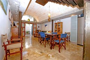 a kitchen and dining room with a table and chairs at Sa Portassa in Felanitx