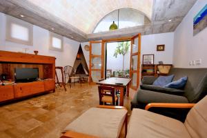 a living room with a couch and a tv at Sa Portassa in Felanitx