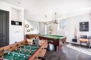 a living room with a pool table and ping pong ball at Gîte Les Hervelines in Pleudihen-sur-Rance