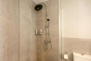 a shower with a shower head in a bathroom at Casa Milano 3 in Jerez de la Frontera +17 photos