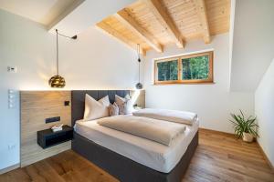 a bedroom with a large bed and a window at Wiesgut Ferienwohnung Golden in Tesimo