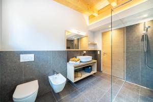 a bathroom with a toilet and a sink and a shower at Wiesgut Ferienwohnung Golden in Tesimo +16 photos