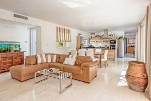 a living room with a couch and a table at Mon Obert Cala Serena in Felanitx