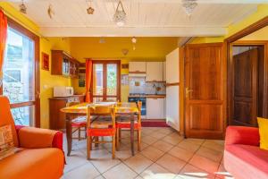 a kitchen and dining room with a table and chairs at Trilocale Luana in Nuditta