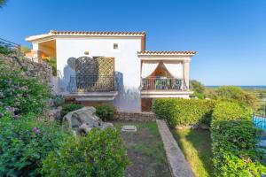a villa with a view of the garden at Trilocale Luana in Nuditta