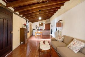 a living room with a couch and a table at Casa El Drago in Arico