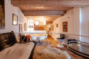 a living room with a couch and a table at Cocooning in Puimoisson