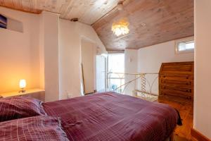 a bedroom with a bed and a wooden ceiling at Cocooning in Puimoisson