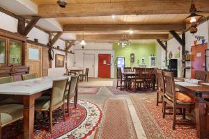 a dining room with wooden tables and chairs at das Fass de Olle Uhlhoff in Barlt