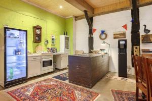 a kitchen with a large screen in a room at das Fass de Olle Uhlhoff in Barlt