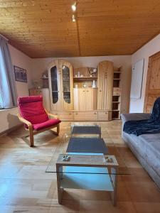 a living room with a couch and a table at Heiderast Wipperau in Oetzen