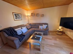 a living room with a couch and a flat screen tv at Heiderast Wipperau in Oetzen