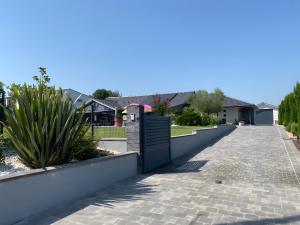 a driveway with a gate in a house at Loft Grand Confort Avec Piscine in Montalzat