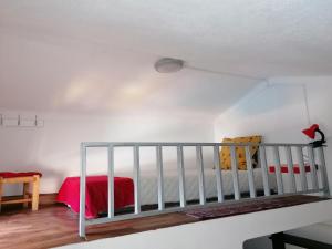 a bedroom with a crib in a room at Casa de Jardim in Ponte de Sor