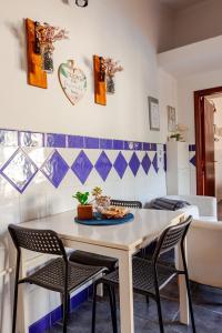 a table and chairs with a plate of food on it at Casa de Jardim in Ponte de Sor