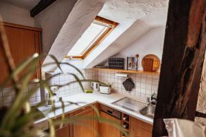 a small kitchen with a sink and a window at Lauterbach im Herzen der Altstadt in Lauterbach