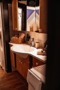 a bathroom with a sink and a mirror at Lauterbach im Herzen der Altstadt in Lauterbach +29 photos