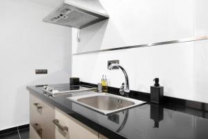 a kitchen with a sink and aaucet at Estudio centro de Torremolinos in Torremolinos