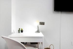 a white table with a light on top of it at Estudio centro de Torremolinos in Torremolinos