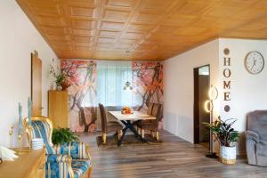 a dining room with a table and chairs at Küstenglück in Wilhelmshaven