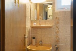 a bathroom with a sink and a mirror at Küstenglück in Wilhelmshaven +17 photos