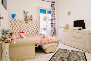 a living room with a table and a couch at Casa laureta in Piombino