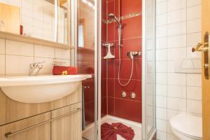 a bathroom with a sink and a shower at Ferienwohnung Risthof 2 in Owingen +19 photos