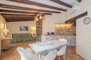 a kitchen and living room with a table and chairs at Residenza Conti Porto Istana in Porto Istana