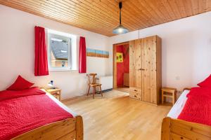 a bedroom with two beds and a window at Ferienhaus Mülhaupt in Ühlingen-Birkendorf