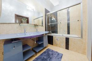 
Ванная комната в hth24 apartments on Italiyanskaya 14

